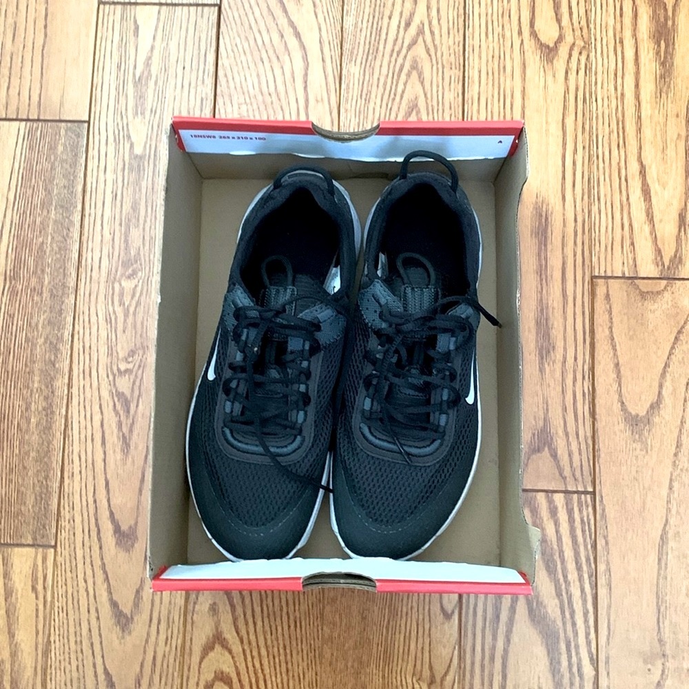 BNIB Nike React Live - Youth